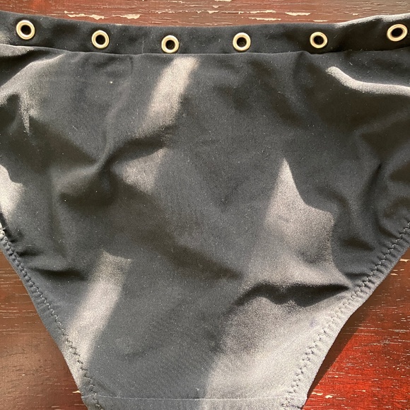 SHAN BLACK BIKINI SET WITH GROMMETS - Picture 15 of 16